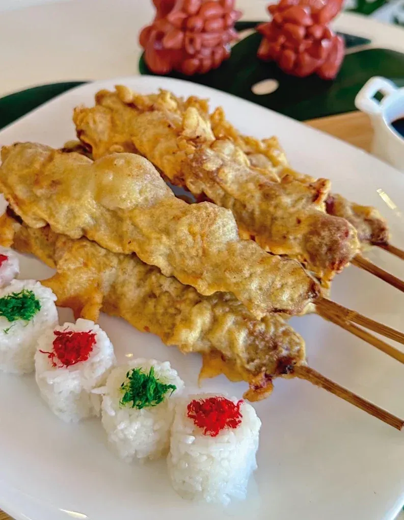 Brochetas apanadas con bocados de arroz