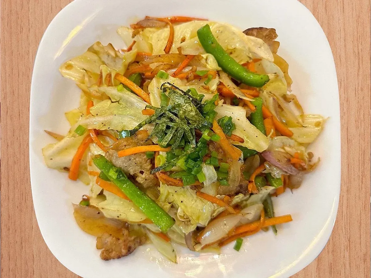 Salteado de verduras con carne y nori