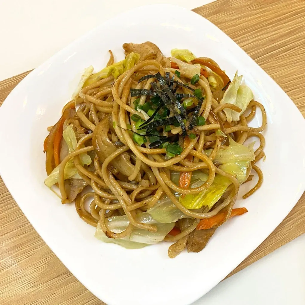 Yakisoba de Hoppe: fideos salteados con verduras y nori